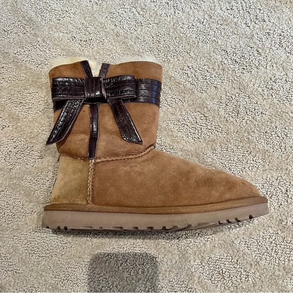 EUC UGG Josette Leather Bow Ankle Sheepskin Suede Boots Booties - Picture 12 of 15